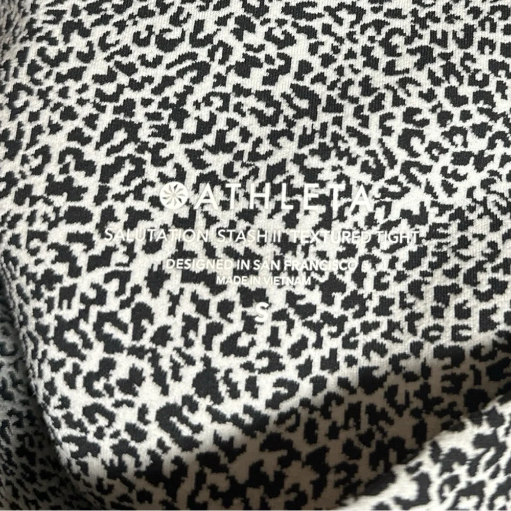 EUC - Athleta Salutation Stash Pocket Textured 7/8 Tights Micro Cheetah - size S